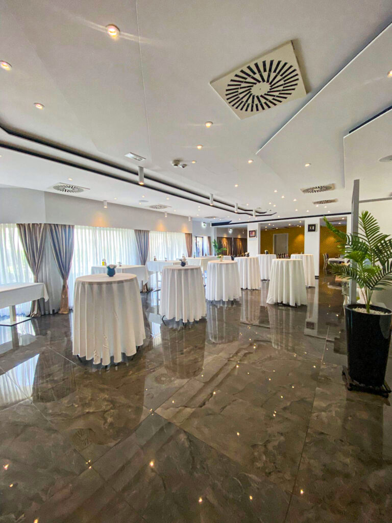 Posloženi stolovi za događaj u hotelu Santiny u Svetoj Nedelji