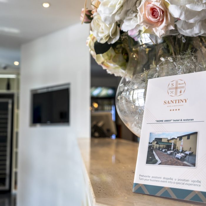 Letak hotela Santiny s porukom “Pretvorite poslovni događaj u poseban ugođaj” na recepciji