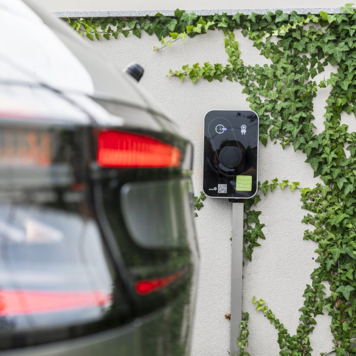 E-punionica za električna vozila ispred hotela Santiny u Svetoj Nedelji, Zagreb