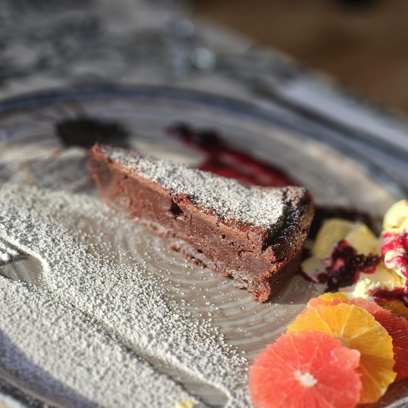 Čokoladni desert poslužеn u restoranu hotela Santiny u Svetoj Nedelji