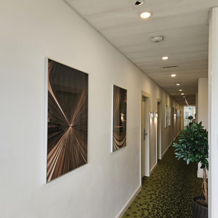 Uređeni hodnik hotela Santiny s vratima hotelskih soba u Svetoj Nedelji